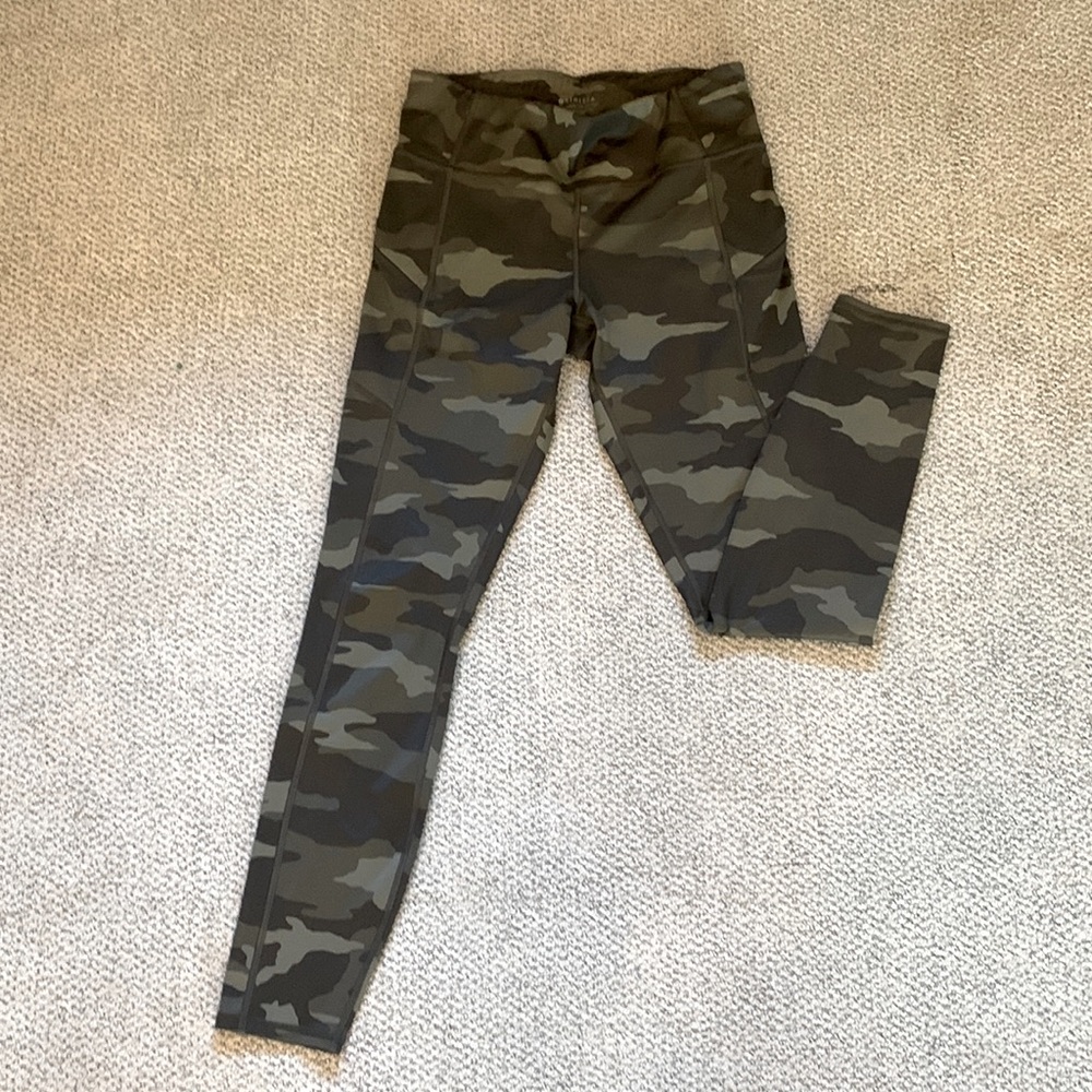 Like new!!  Athleta Camo Contender 7/8 Tight medium tall